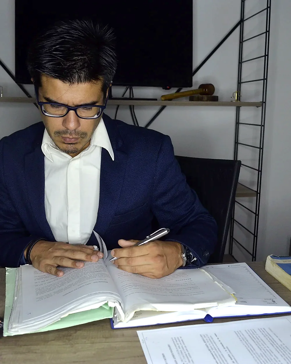 Profesional del estudio trabajando